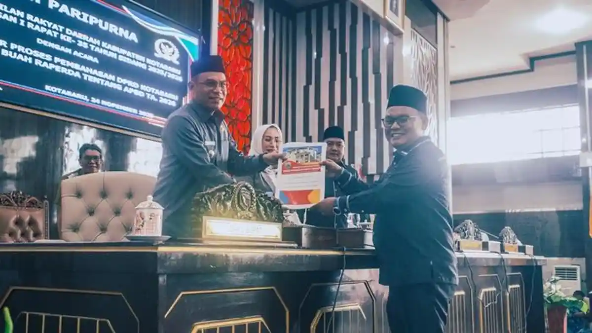 WAKIL-KETUA-I-DPRD-Kotabaru-Awaludin-SHut-menyerahkan-draf-RAPBD-2026